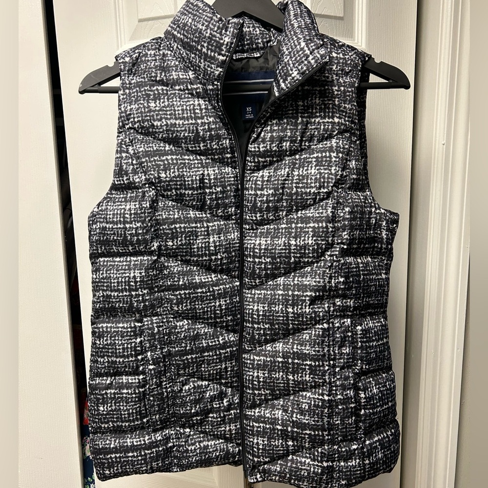 Black and White Land’s End Puffer Vest | Warm + Lightweight | Great Condition